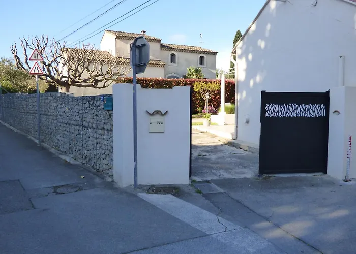 D'hôtes Entre Provence Et Camargue Alojamento de Acomodação e Pequeno-almoço 3*